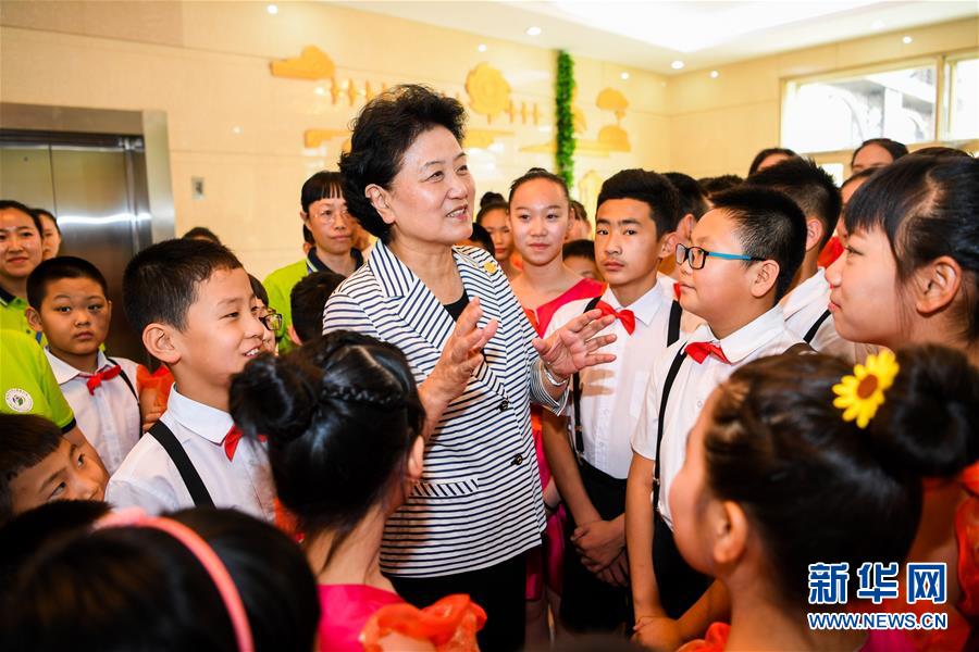 8月10日，中共中央政治局委員、國務(wù)院副總理、中央代表團(tuán)副團(tuán)長劉延?xùn)|率中央代表團(tuán)二分團(tuán)來到呼倫貝爾，把以習(xí)近平同志為核心的黨中央的親切關(guān)懷和全國人民的美好祝福帶給當(dāng)?shù)馗髯甯刹咳罕?。這是劉延?xùn)|在呼倫貝爾市兒童福利院與孩子們在一起。新華社記者 連振 攝
