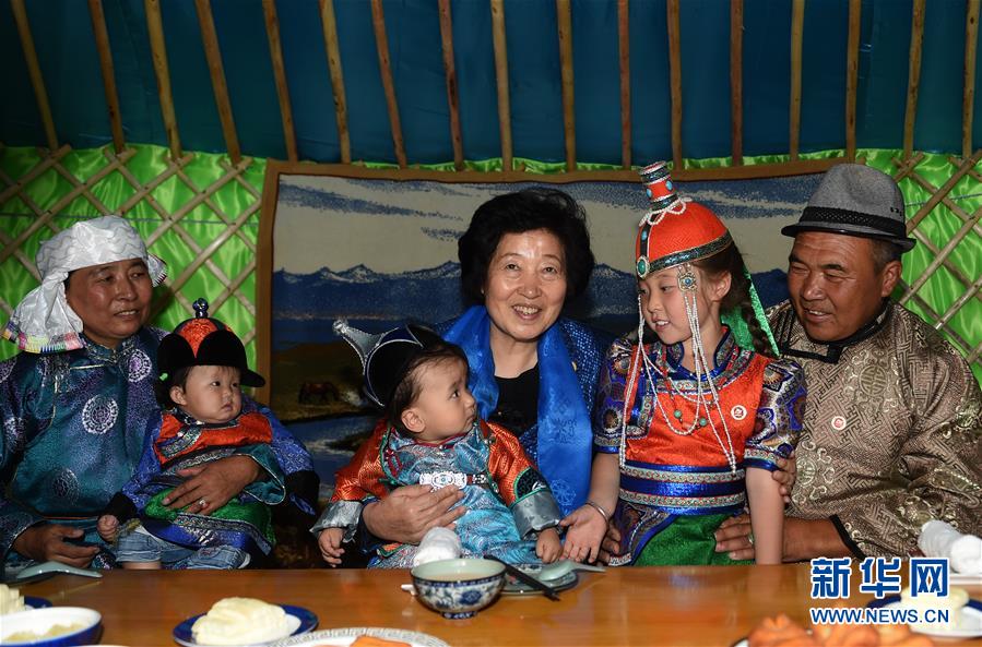 8月11日，帶著以習(xí)近平同志為核心的黨中央的親切關(guān)懷和全國(guó)各族人民的美好祝福，中共中央政治局委員、中央統(tǒng)戰(zhàn)部部長(zhǎng)、中央代表團(tuán)副團(tuán)長(zhǎng)孫春蘭率中央代表團(tuán)三分團(tuán)在錫林郭勒盟看望各族干部群眾，共同慶祝內(nèi)蒙古自治區(qū)成立70周年。這是孫春蘭在錫林浩特市寶力根蘇木牧民巴·巴特爾（右一）家中看望。新華社記者 任軍川 攝