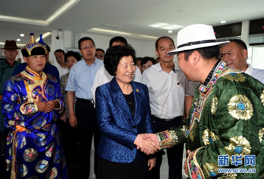 8月11日，帶著以習(xí)近平同志為核心的黨中央的親切關(guān)懷和全國(guó)各族人民的美好祝福，中共中央政治局委員、中央統(tǒng)戰(zhàn)部部長(zhǎng)、中央代表團(tuán)副團(tuán)長(zhǎng)孫春蘭率中央代表團(tuán)三分團(tuán)在錫林郭勒盟看望各族干部群眾，共同慶祝內(nèi)蒙古自治區(qū)成立70周年。這是孫春蘭在非公企業(yè)大莊園生態(tài)牛羊肉產(chǎn)業(yè)示范園同前來售羊的牧民親切交談。新華社記者 任軍川 攝