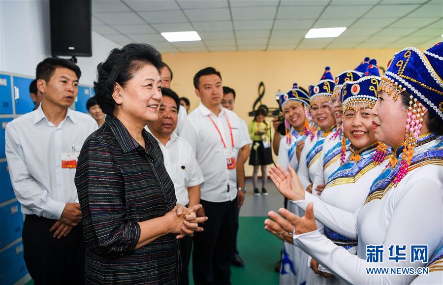 8月11日，中共中央政治局委員、國務(wù)院副總理、中央代表團(tuán)副團(tuán)長劉延?xùn)|率中央代表團(tuán)二分團(tuán)，看望慰問烏蘭察布各族干部群眾，轉(zhuǎn)達(dá)以習(xí)近平同志為核心的黨中央的親切關(guān)懷和全國人民的美好祝愿。這是劉延?xùn)|在考察察哈爾社區(qū)時(shí)與居民們親切交談。新華社記者 連振 攝
