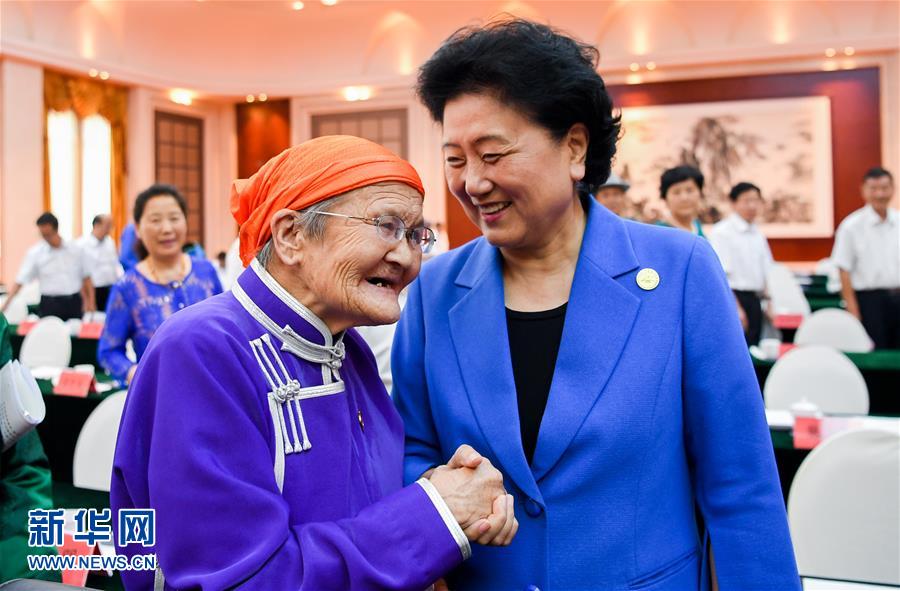 8月11日，中共中央政治局委員、國務(wù)院副總理、中央代表團(tuán)副團(tuán)長劉延?xùn)|率中央代表團(tuán)二分團(tuán)，看望慰問烏蘭察布各族干部群眾，轉(zhuǎn)達(dá)以習(xí)近平同志為核心的黨中央的親切關(guān)懷和全國人民的美好祝愿。這是劉延?xùn)|在出席烏蘭察布市慶祝內(nèi)蒙古自治區(qū)成立70周年座談會(huì)后，與“草原母親”都貴瑪親切交談。新華社記者 連振 攝