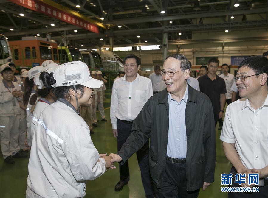 9月3日至5日，中共中央政治局常委、中央紀(jì)委書記、中央巡視工作領(lǐng)導(dǎo)小組組長王岐山在湖南省調(diào)研并主持召開巡察工作座談會(huì)。這是9月4日，王岐山到中國中車株洲電力機(jī)車有限公司考察。新華社記者 王曄 攝
