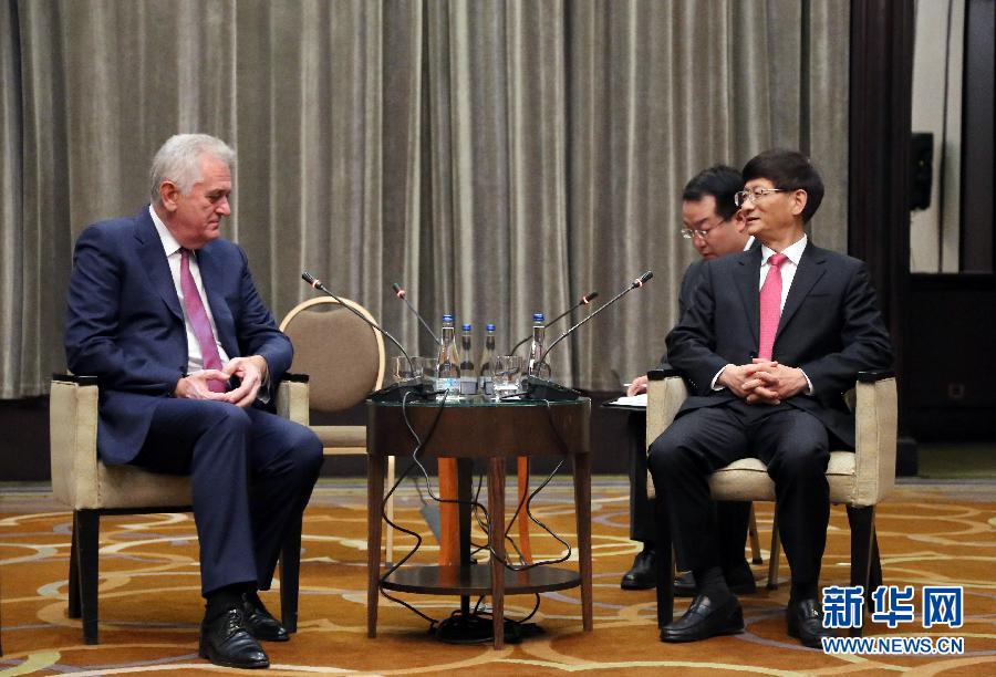 9月11日，在塞爾維亞首都貝爾格萊德，習近平主席特使、中共中央政治局委員、中央政法委書記孟建柱（右）會見塞爾維亞前總統(tǒng)尼科利奇（左）。新華社記者王慧娟攝