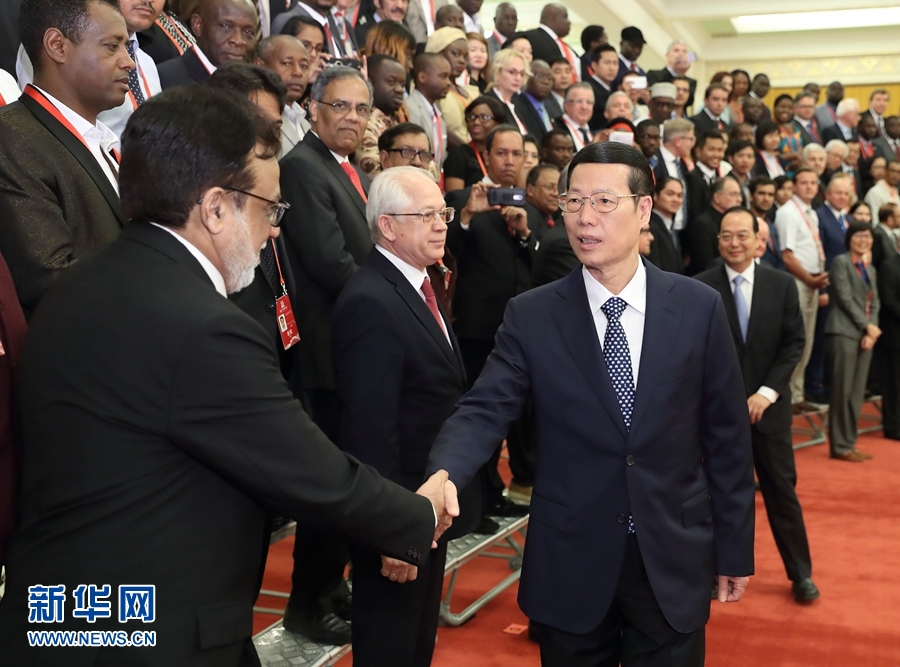 9月21日，中共中央政治局常委、國(guó)務(wù)院副總理張高麗在北京人民大會(huì)堂會(huì)見(jiàn)來(lái)華參加2017“一帶一路”媒體合作論壇的外方代表并回答大家關(guān)心的問(wèn)題。新華社記者王曄攝 
