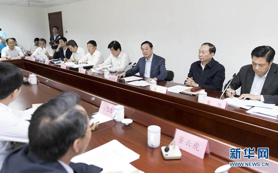 9月22日，中共中央政治局委員、中央書記處書記、中宣部部長劉奇葆在北京調(diào)研京劇像音像工程情況。這是劉奇葆與有關(guān)方面負(fù)責(zé)同志座談交流。新華社記者 丁海濤 攝