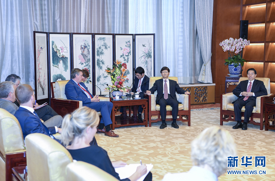 9月26日，中共中央政治局委員、中央政法委書記孟建柱在北京會(huì)見來華出席國際刑警組織第86屆全體大會(huì)的比利時(shí)副首相兼內(nèi)政大臣讓邦。國務(wù)委員、公安部部長郭聲琨參加有關(guān)會(huì)見。新華社記者 張領(lǐng) 攝