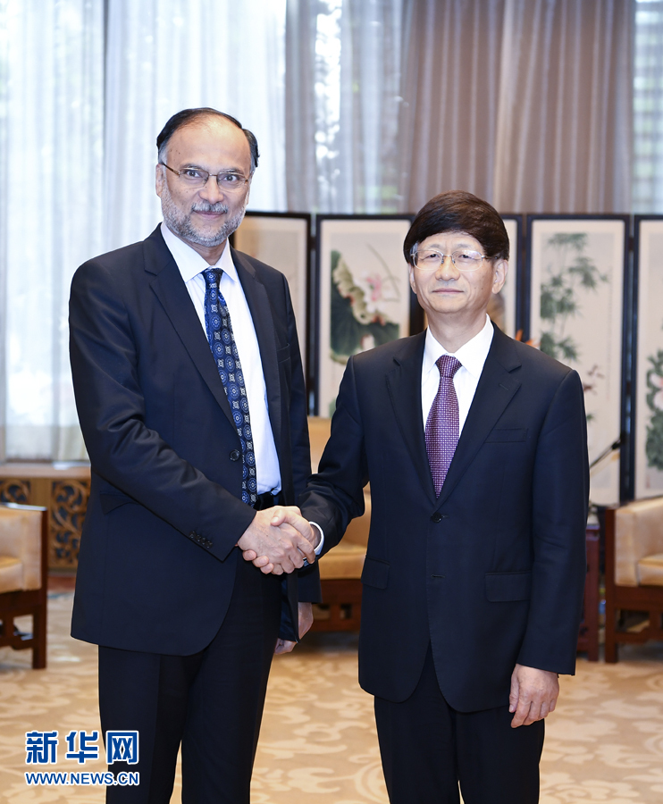 9月26日，中共中央政治局委員、中央政法委書記孟建柱在北京會(huì)見來華出席國際刑警組織第86屆全體大會(huì)的巴基斯坦內(nèi)政部長伊克巴爾。新華社記者 張領(lǐng) 攝