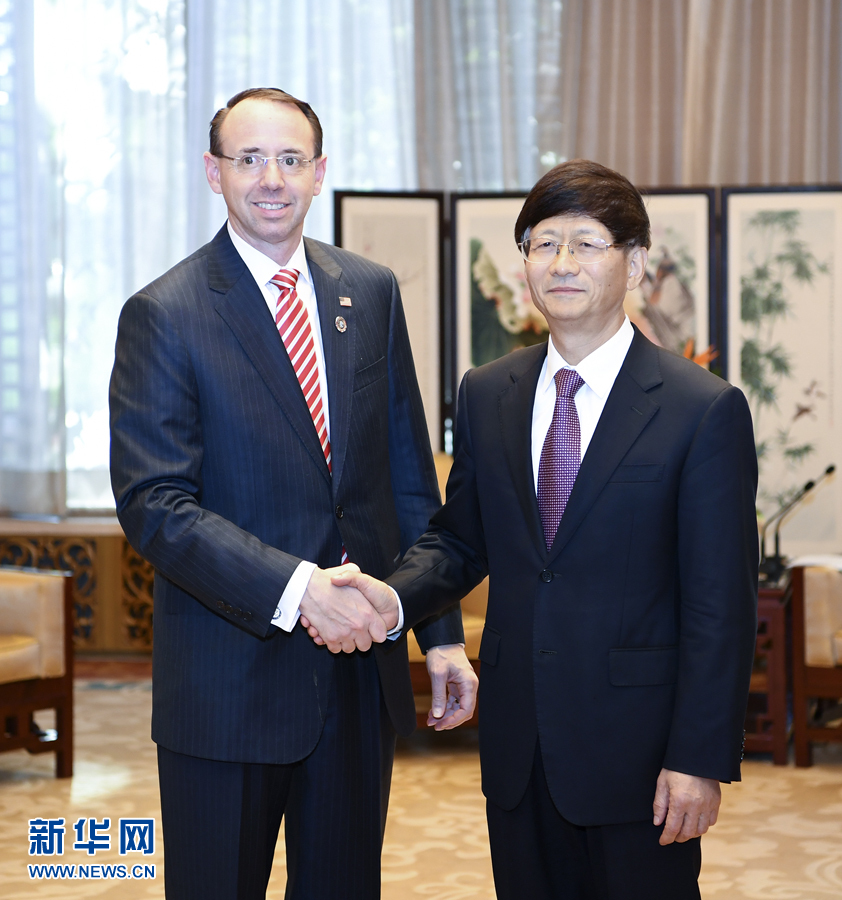 9月26日，中共中央政治局委員、中央政法委書記孟建柱在北京會(huì)見來華出席國際刑警組織第86屆全體大會(huì)的美國司法部常務(wù)副部長羅森斯坦。新華社記者 張領(lǐng) 攝