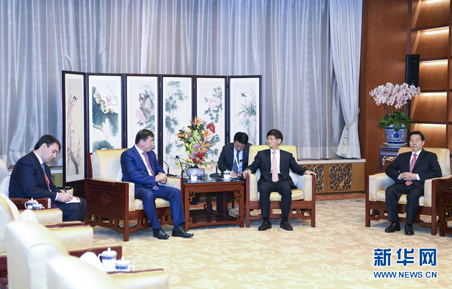 9月26日，中共中央政治局委員、中央政法委書記孟建柱在北京會(huì)見來華出席國際刑警組織第86屆全體大會(huì)的塔吉克斯坦內(nèi)務(wù)部長拉希姆佐達(dá)。國務(wù)委員、公安部部長郭聲琨參加有關(guān)會(huì)見。新華社記者 張領(lǐng) 攝