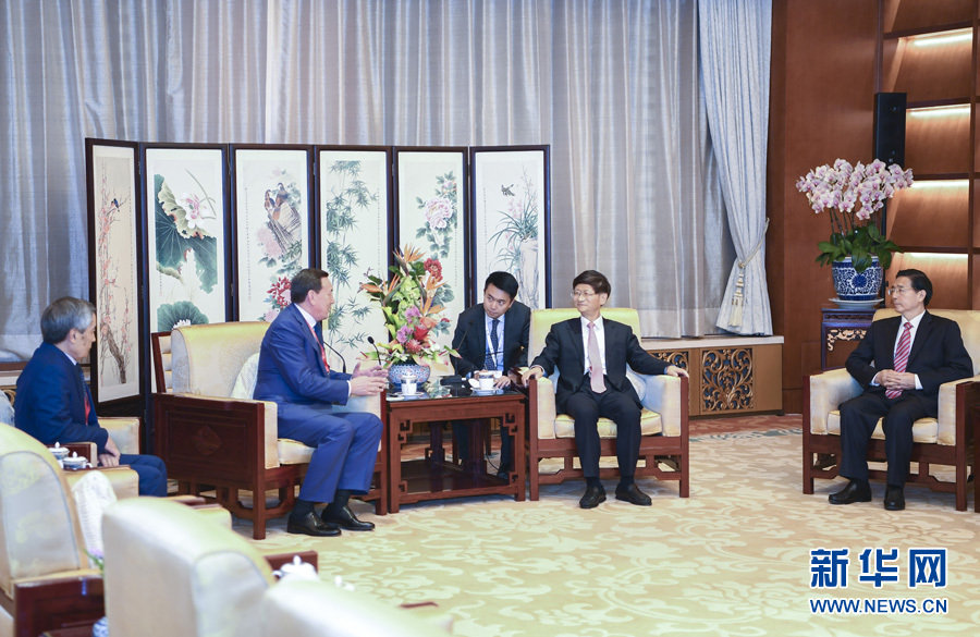 9月26日，中共中央政治局委員、中央政法委書記孟建柱在北京會(huì)見來華出席國際刑警組織第86屆全體大會(huì)的哈薩克斯坦內(nèi)務(wù)部長卡西莫夫。國務(wù)委員、公安部部長郭聲琨參加有關(guān)會(huì)見。新華社記者 張領(lǐng) 攝