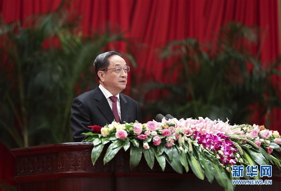 9月28日，全國政協(xié)辦公廳、中共中央統(tǒng)戰(zhàn)部、國務(wù)院僑辦、國務(wù)院港澳辦、國務(wù)院臺辦在北京人民大會堂聯(lián)合舉行國慶招待會。中共中央政治局常委、全國政協(xié)主席俞正聲與2800多名港澳臺僑各界代表歡聚一堂，慶祝中華人民共和國成立68周年。這是俞正聲在招待會上致辭。新華社記者 龐興雷 攝
