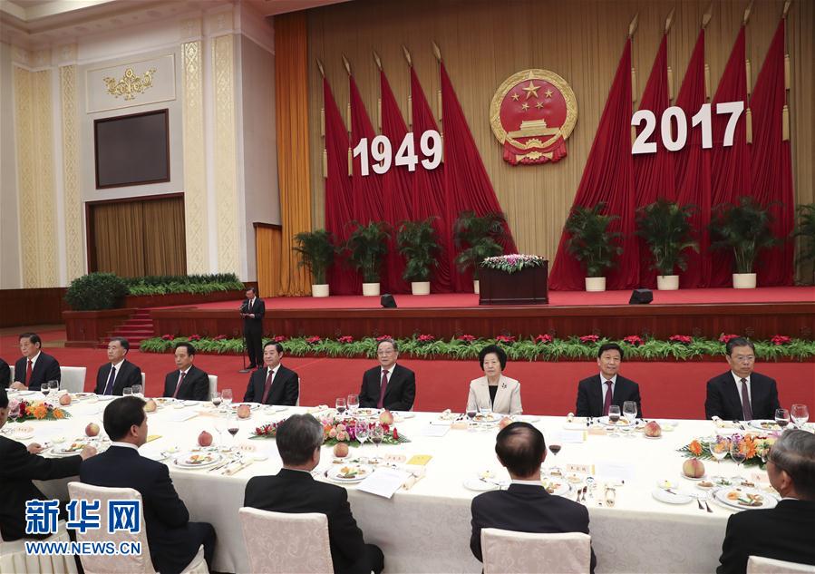 9月28日，全國政協(xié)辦公廳、中共中央統(tǒng)戰(zhàn)部、國務(wù)院僑辦、國務(wù)院港澳辦、國務(wù)院臺辦在北京人民大會堂聯(lián)合舉行國慶招待會。中共中央政治局常委、全國政協(xié)主席俞正聲與2800多名港澳臺僑各界代表歡聚一堂，慶祝中華人民共和國成立68周年。這是俞正聲在招待會上致辭。新華社記者 龐興雷 攝