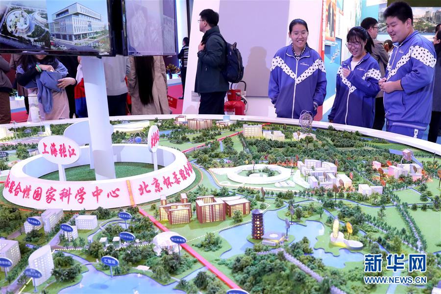 （十九大時光·圖文互動）（4）向著夢想，奮進！——來自“砥礪奮進的五年”大型成就展現(xiàn)場的報道 