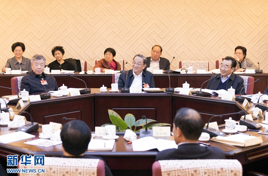 10月30日，政協(xié)第十二屆全國委員會常務委員會第二十三次會議舉行分組討論，與會人員圍繞深入學習貫徹中共十九大精神認真討論，積極建言獻策。全國政協(xié)主席俞正聲參加討論。新華社記者 丁海濤 攝
