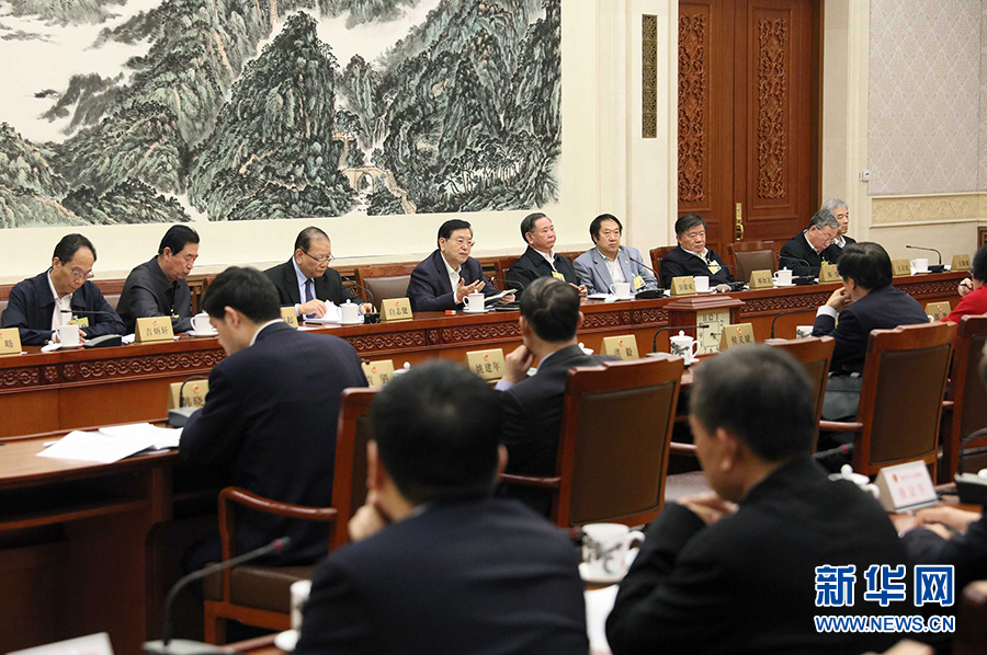 12月23日，十二屆全國人大常委會第三十一次會議舉行分組會議，審議監(jiān)察法草案二次審議稿等。張德江委員長參加審議。 新華社記者劉衛(wèi)兵攝