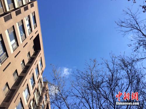 2017年12月7日，北京空氣質(zhì)量較好，圖為北京豐臺區(qū)某小區(qū)拍到的藍(lán)天。<a target='_blank'  >中新網(wǎng)</a> 邱宇 攝