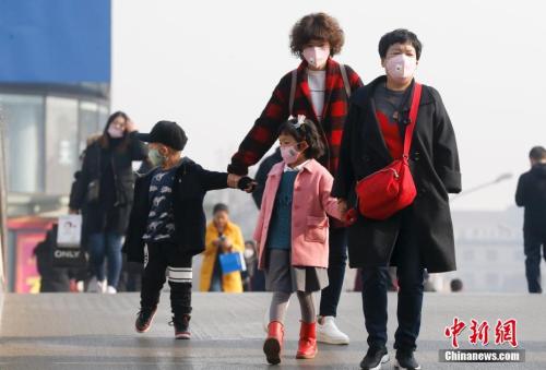 2016年12月19日，北京被霧霾籠罩，民眾戴防霧霾口罩出行。 <a target='_blank' >中新社</a>記者 杜洋 攝
