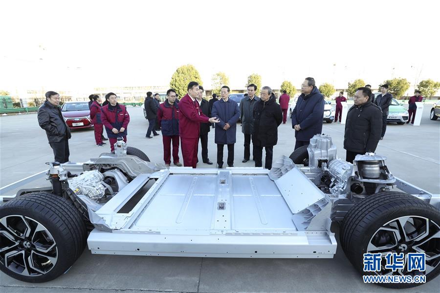 1月9日至10日，國(guó)務(wù)院副總理張高麗在安徽調(diào)研推動(dòng)長(zhǎng)江經(jīng)濟(jì)帶發(fā)展工作。這是1月9日，張高麗在江淮汽車股份有限公司了解企業(yè)生產(chǎn)經(jīng)營(yíng)和參與國(guó)際產(chǎn)能合作情況。新華社記者 龐興雷 攝