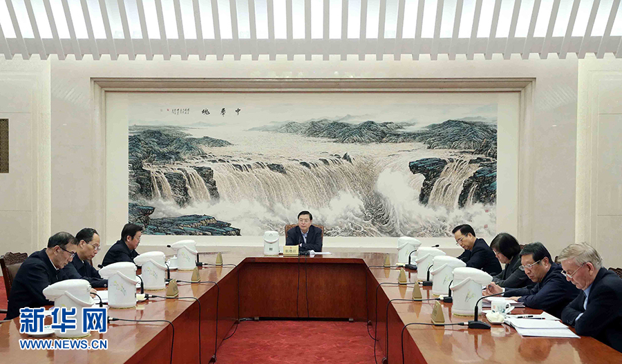 1月16日，中共十二屆全國人大常委會黨組在北京召開會議，認真學習領(lǐng)會習近平總書記在十九屆中央紀委二次全會上的重要講話和全會精神，研究部署貫徹落實工作。全國人大常委會委員長、常委會黨組書記張德江主持會議并講話。新華社記者 劉衛(wèi)兵 攝