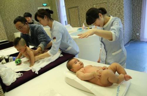 資料圖片：1月30日，母嬰家庭保健師在上海一家月子會所內(nèi)護理嬰兒。新華社記者 裴鑫 攝