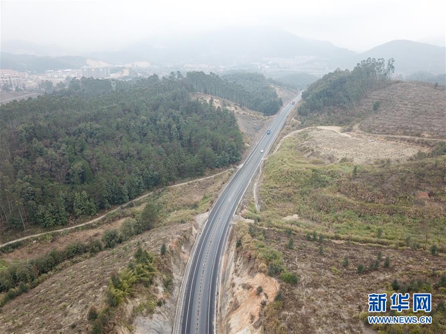 （圖文互動·新華全媒頭條）（2）讓農民致富奔小康的道路越走越寬廣——黨的十八大以來以習近平同志為核心的黨中央關心農村公路發(fā)展紀實