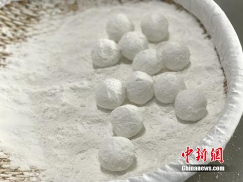 制作元宵時，首先要將餡料做好，沾上水，再投進盛滿糯米粉的笸籮內(nèi)搖。<a target='_blank'  ><p  align=