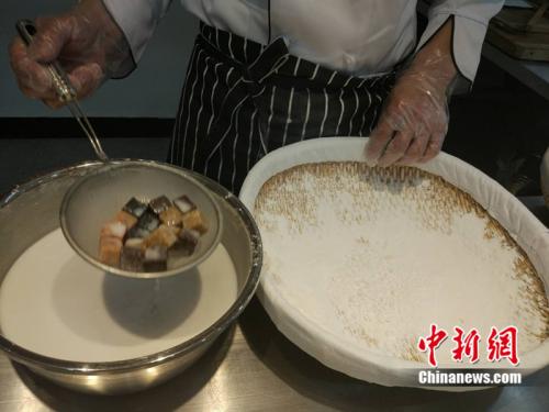 制作元宵時，首先要將餡料做好，沾上水，再投進盛滿糯米粉的笸籮內(nèi)搖。<a target='_blank'  ><p  align=