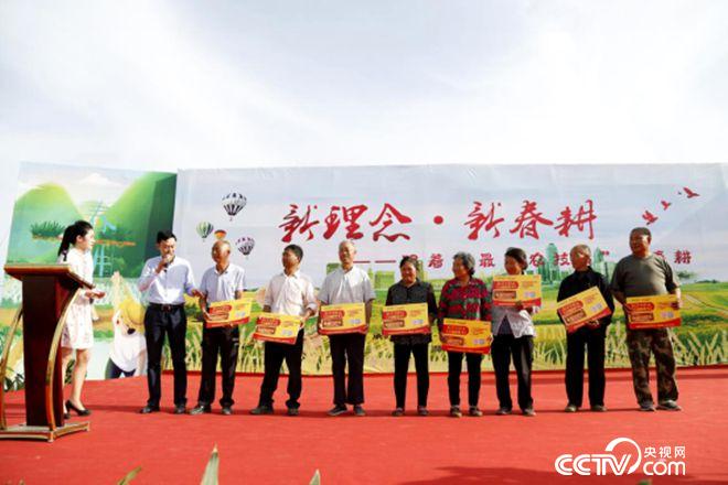 愛心企業(yè)與貧困農(nóng)戶結(jié)對子、送肥料