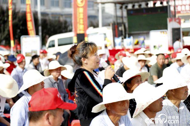 活動(dòng)現(xiàn)場，農(nóng)民搶答問題