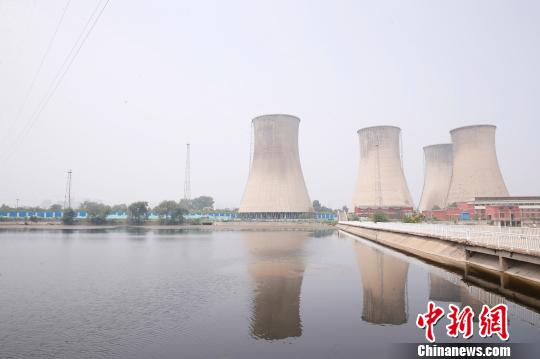按照規(guī)劃，位于首鋼園區(qū)內的滑雪大跳臺建成后將成為世界首例永久保留和使用的單板大跳臺場地。圖為單板大跳臺選址所在地?！№n海丹 攝