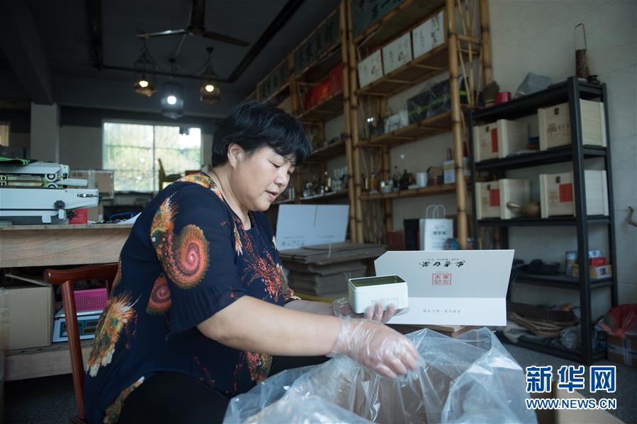 (新華全媒頭條·圖文互動)(8)安吉白茶奔向扶貧一線——浙江黃杜村農民黨員先富幫后富向貧困地區(qū)捐贈“扶貧苗”
