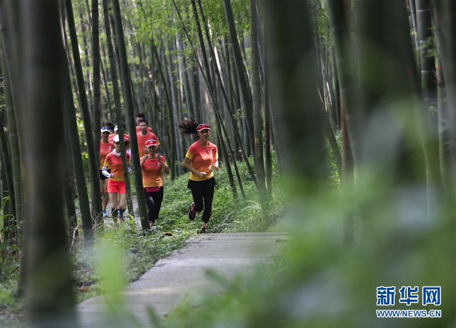 #(社會(huì))(4)跑步山林間