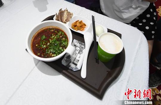 圖為“環(huán)西部火車游Y667/8次”列車上推出蘭州牛肉面套餐，套餐38元，有一碗牛肉面、一碟牛肉、一個(gè)雞蛋、一份小菜、一份甜胚子。　楊艷敏 攝