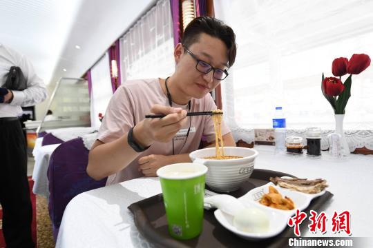 圖為旅客在列車上享用正宗牛肉面。　楊艷敏 攝