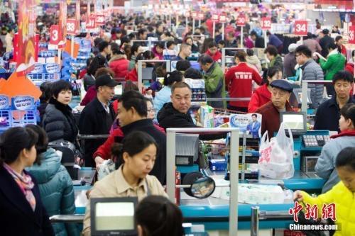 資料圖：民眾購(gòu)買生活用品。張?jiān)?攝