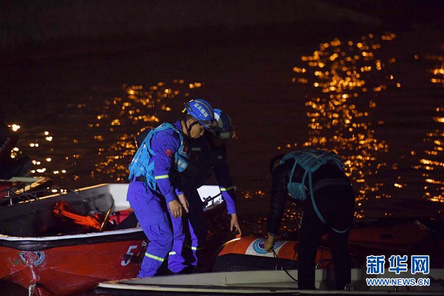 （重慶公交車墜江事故·圖文互動）（1）夜幕降臨，重慶萬州公交客車墜江事故救援工作仍在進行中