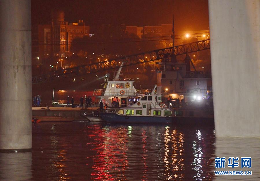 （重慶公交車墜江事故·圖文互動）（3）夜幕降臨，重慶萬州公交客車墜江事故救援工作仍在進行中