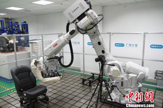 機(jī)器人測(cè)試桌椅?！”R育辛 攝