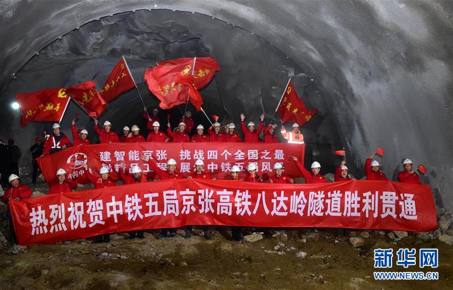 （新華全媒頭條·圖文互動(dòng)）（1）領(lǐng)航！向著高質(zhì)量發(fā)展堅(jiān)定前行——以習(xí)近平同志為核心的黨中央引領(lǐng)中國經(jīng)濟(jì)發(fā)展述評(píng)