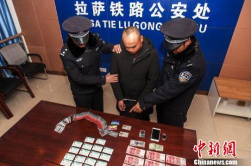資料圖：一犯罪嫌疑人對(duì)拉薩鐵路警方查獲的火車票進(jìn)行指認(rèn)?！『鷤黯?攝