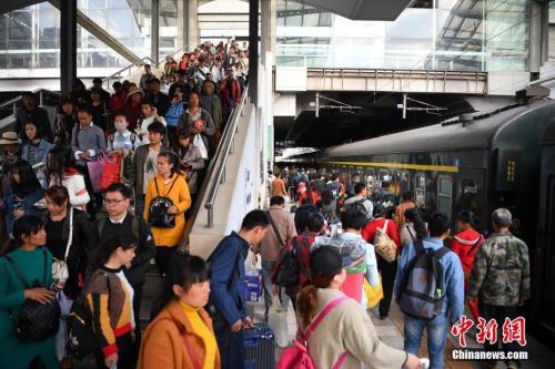 資料圖：2018年3月12日，旅客在昆明火車站進(jìn)站乘車。<a target='_blank' ><p  align=