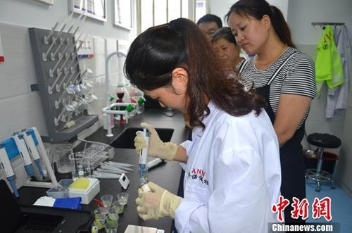 資料圖：工作人員根據(jù)消費者要求現(xiàn)場檢驗，共筑食品安全。<a target='_blank' ><p  align=