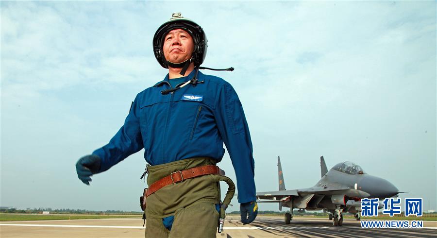 （新華全媒頭條·圖文互動）（1）戰(zhàn)鷹，為祖國奮飛——記空軍航空兵某旅旅長、特級飛行員郝井文