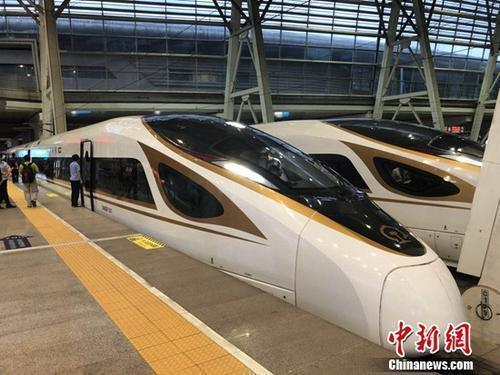資料圖：復(fù)興號(hào)動(dòng)車組在京津城際鐵路按照時(shí)速350時(shí)速達(dá)速運(yùn)行。冷昊陽(yáng) 攝