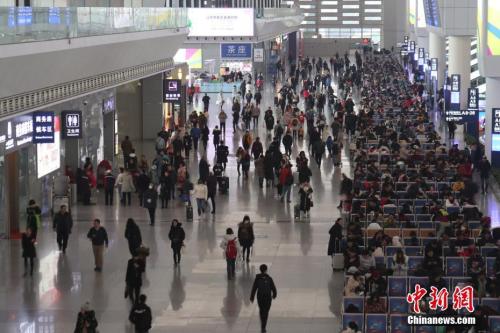 資料圖：2018年12月29日，成都東站候車大廳旅客如織，迎來(lái)2019年元旦小長(zhǎng)假出行高峰。張浪 攝