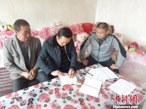 資料圖：圖為扶貧隊伍進(jìn)貧困戶里，給貧困戶宣講政策。　鐘欣 攝