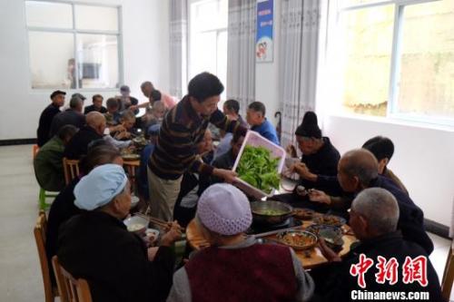資料圖：社會(huì)福利中心吃飯的老人們。徐學(xué)練 攝。
