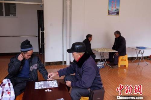 資料圖：老人們?cè)谙缕?。徐學(xué)練 攝。