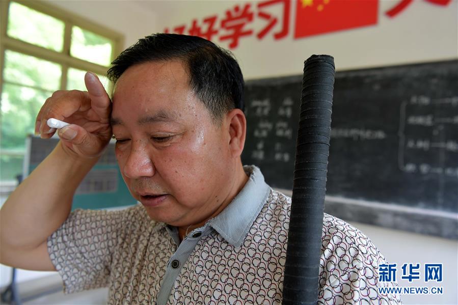 （中國網事·感動2019·圖文互動）（2）鄉(xiāng)村教師高自仁：60多根拐杖，撐起42年教學路