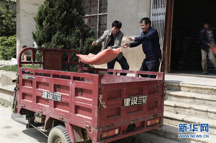 (在習(xí)近平新時代中國特色社會主義思想指引下——新時代新作為新篇章·圖文互動)(2)云南省陸良縣:農(nóng)民給供銷社打“白條”